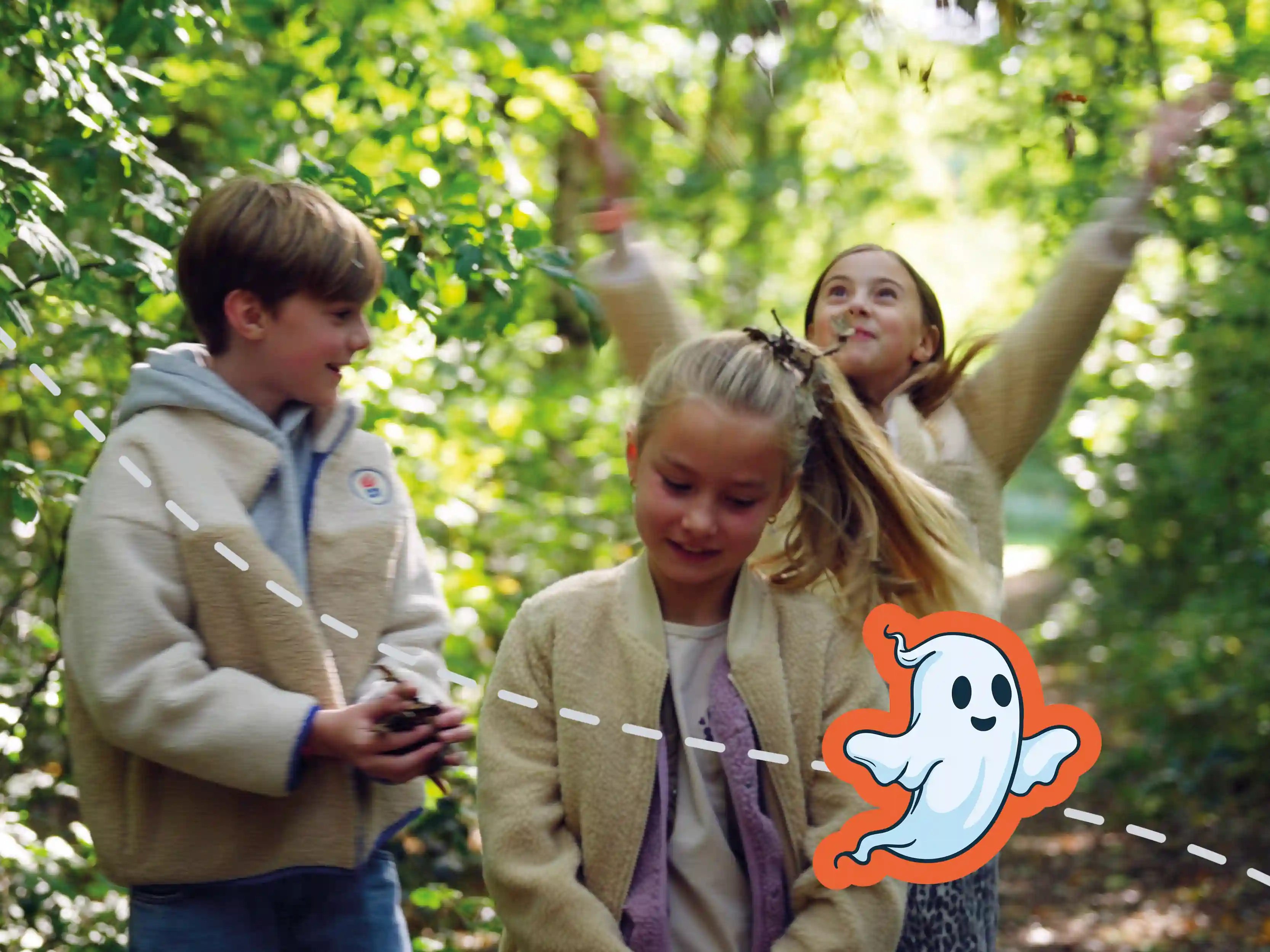 Drei Kinder spielen im Wald, mit einer Halloween-Geisterillustration im Vordergrund.