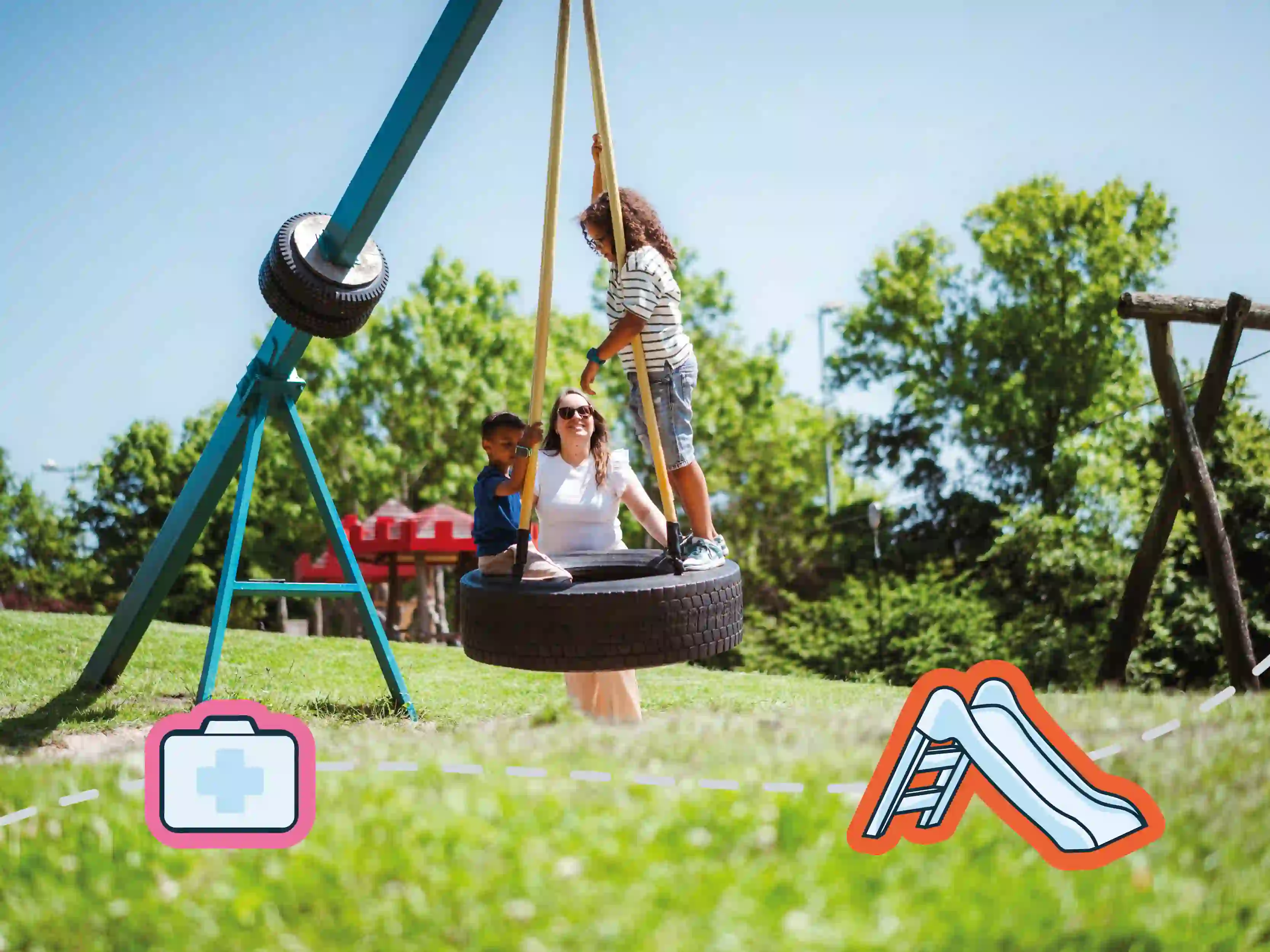 Kinder spielen auf einem Spielplatz mit Reifenschaukel, während eine Mutter sie beaufsichtigt; Symbole für Erste Hilfe und Rutsche deuten auf Sicherheit und Spielbereiche hin.