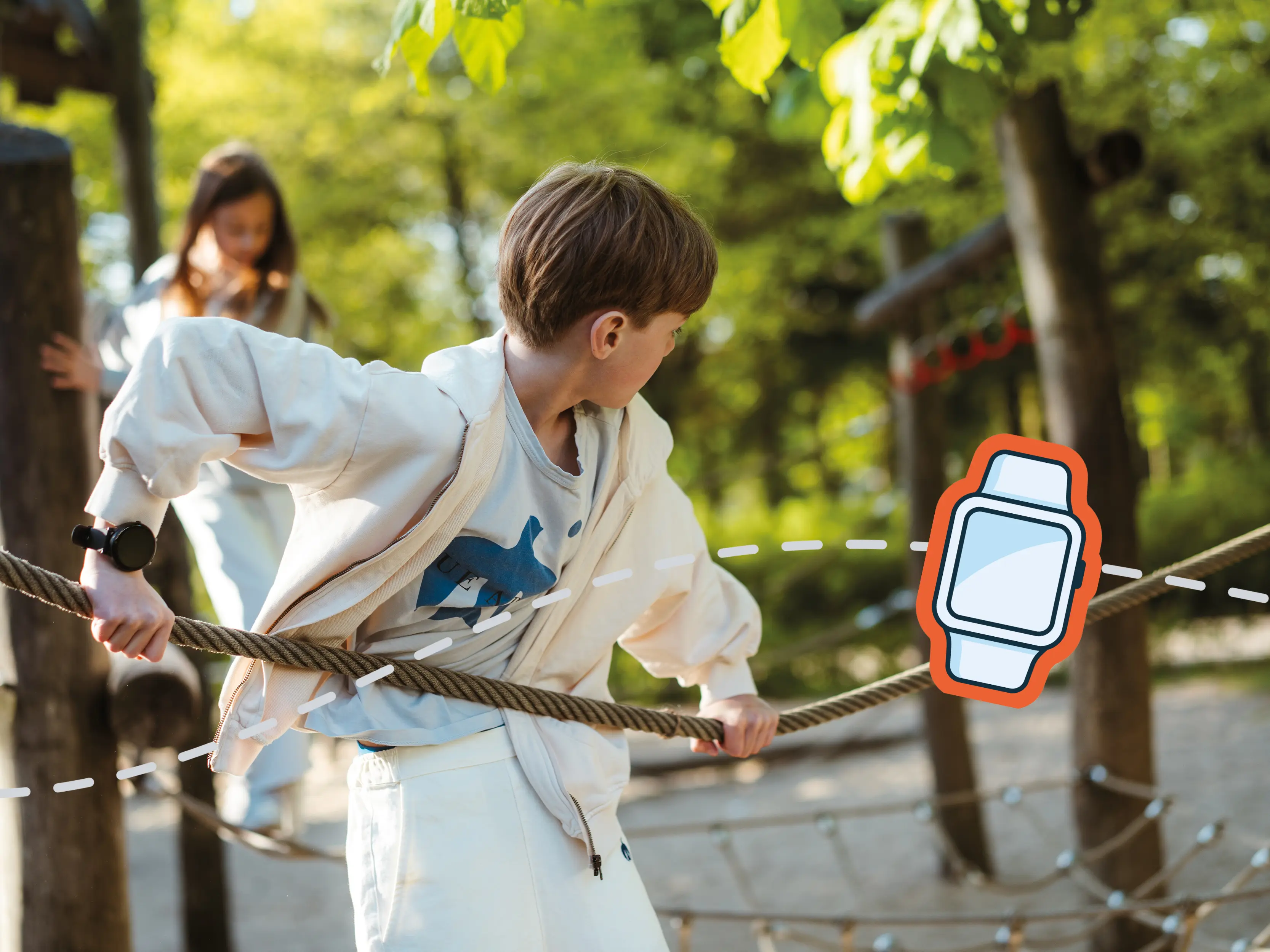 Kind spielt draußen mit GPS-Kinderuhr von one2track auf einem Kletterparcours im Wald und entdeckt sicher die Welt