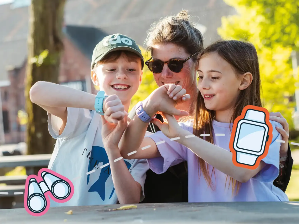 Mutter mit Kindern draußen spielen im Frühling bei wechselhaftem Wetter