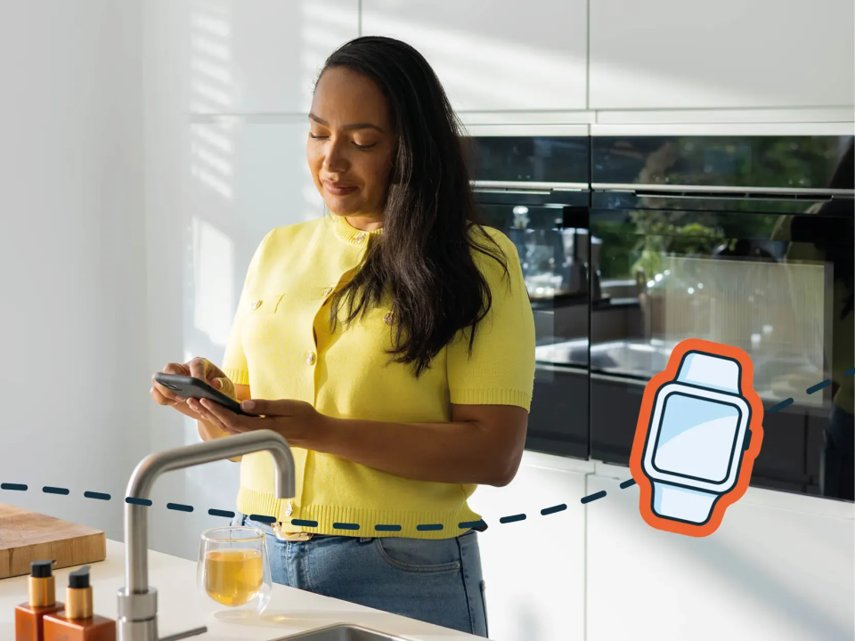 Frau nutzt die one2track Eltern-App in der Küche, um den Standort der Kinder-Smartwatch zu überprüfen