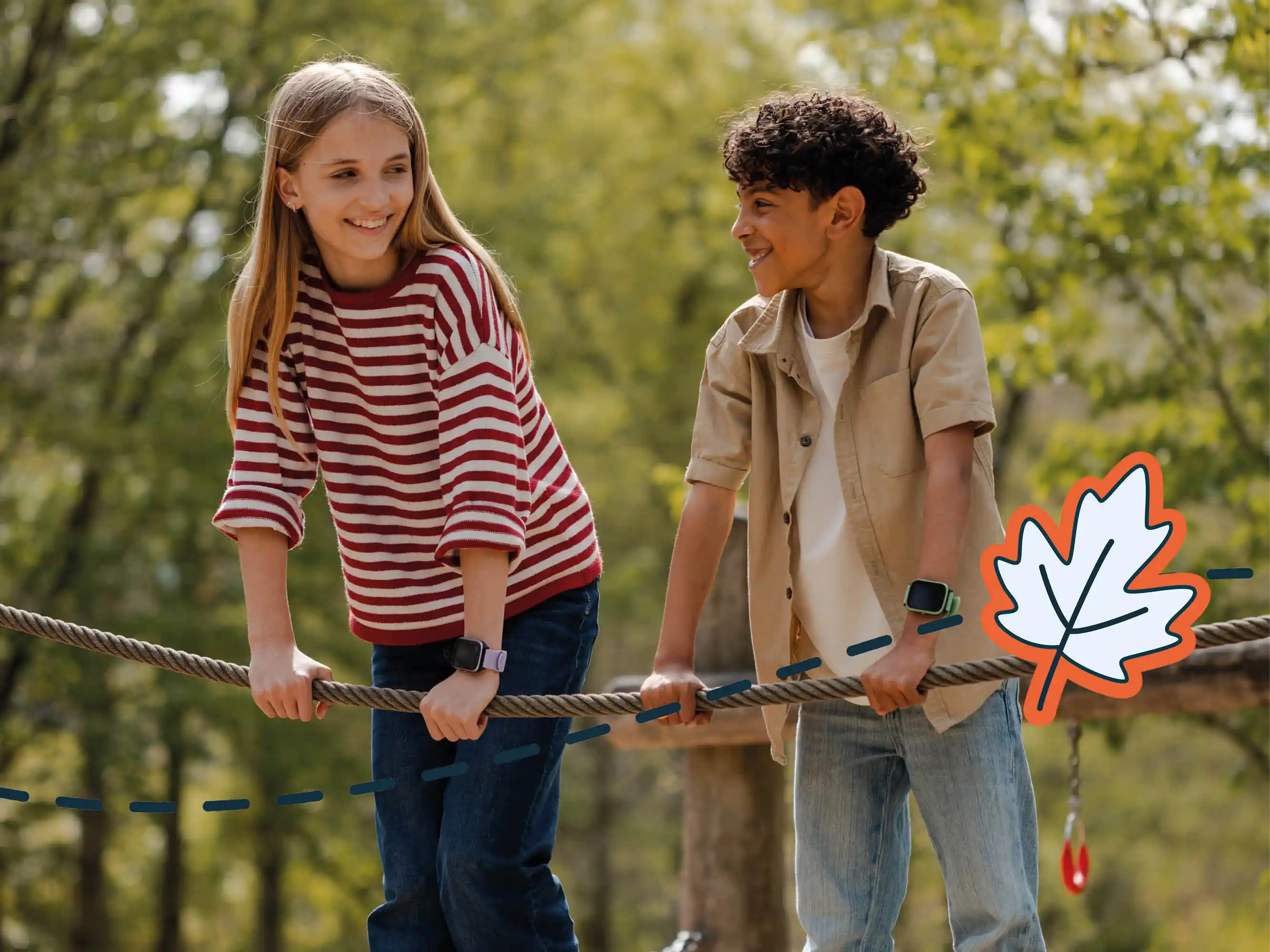 Zwei Kinder mit GPS-Kinderuhren auf einer Seilbrücke im herbstlichen Wald.