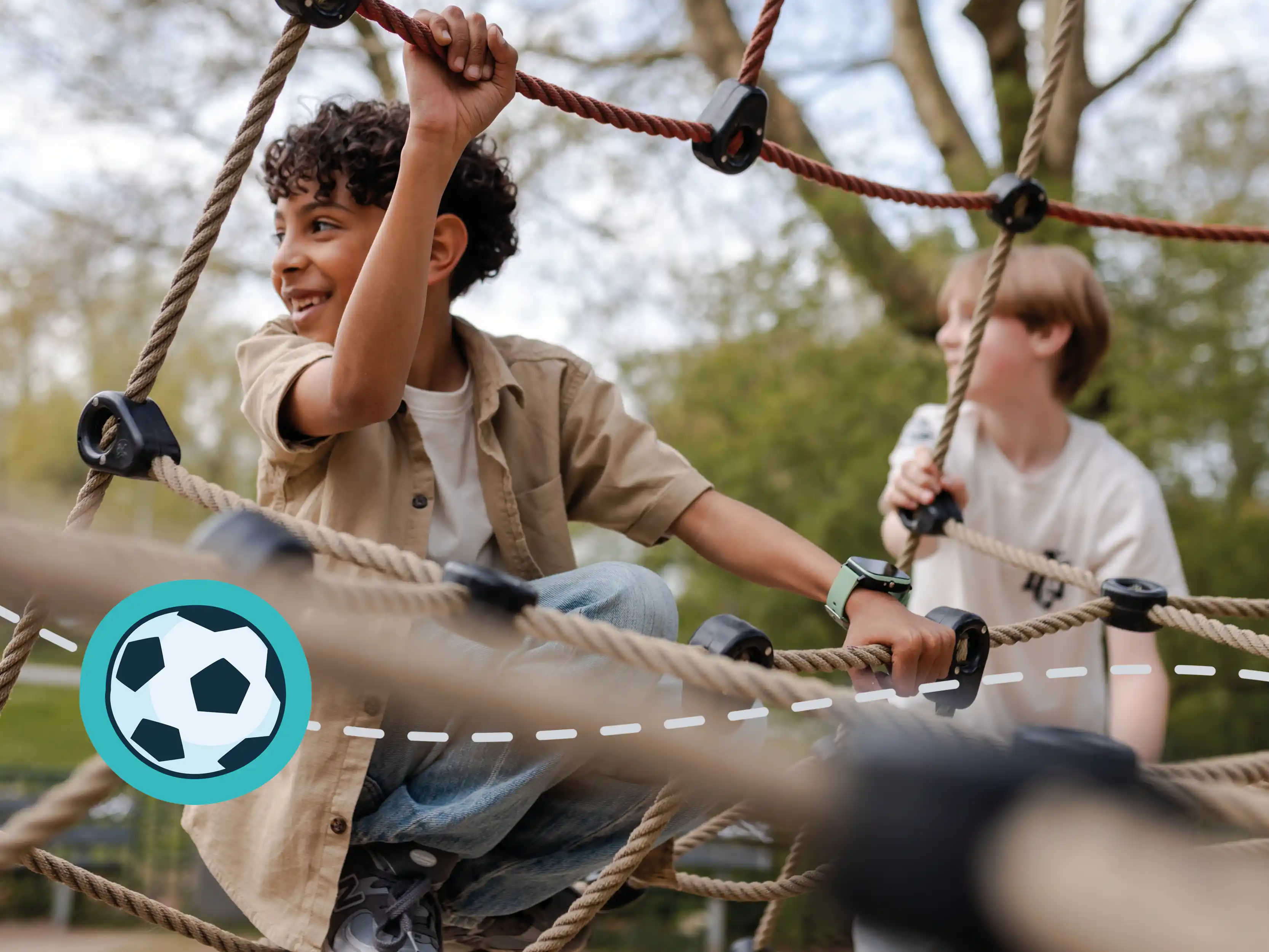 Kind mit GPS-Kinderuhr spielt auf dem Spielplatz.