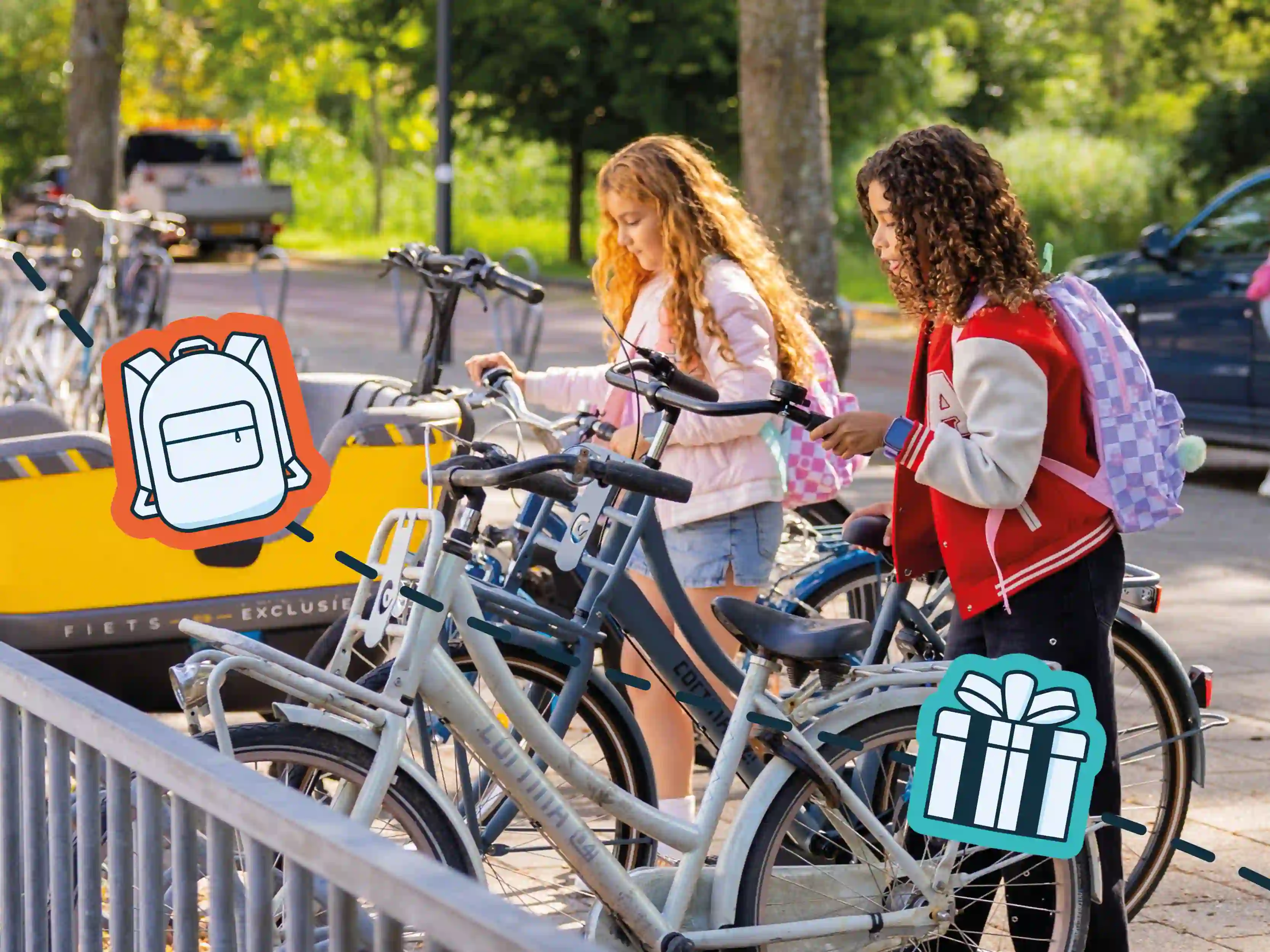 Zwei Schulkinder mit Fahrrädern und Schulranzen, eines trägt eine one2track GPS-Kinderuhr.