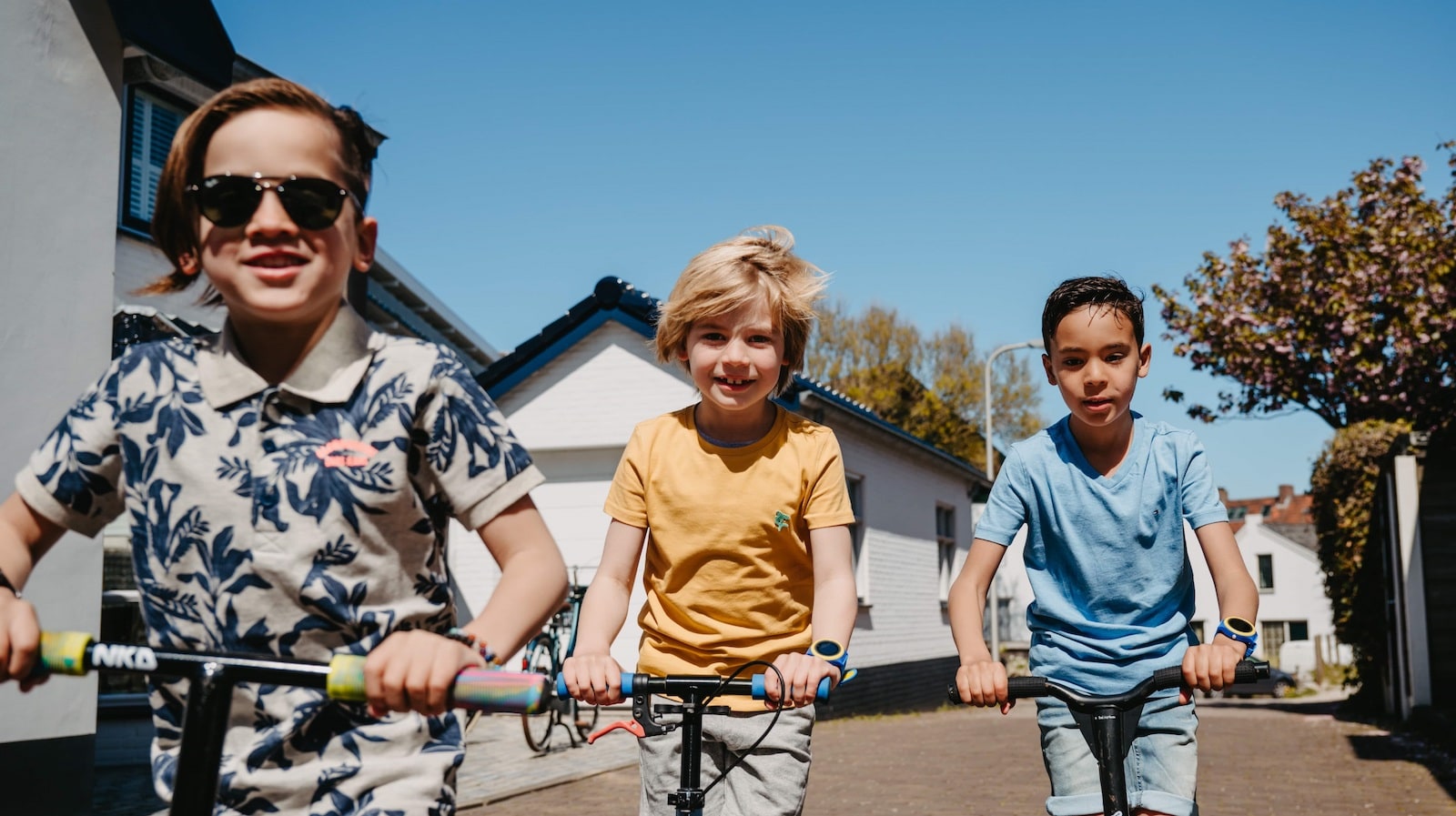 Draußen spielen mit einer GPS-Tracker-Uhr für Kinder