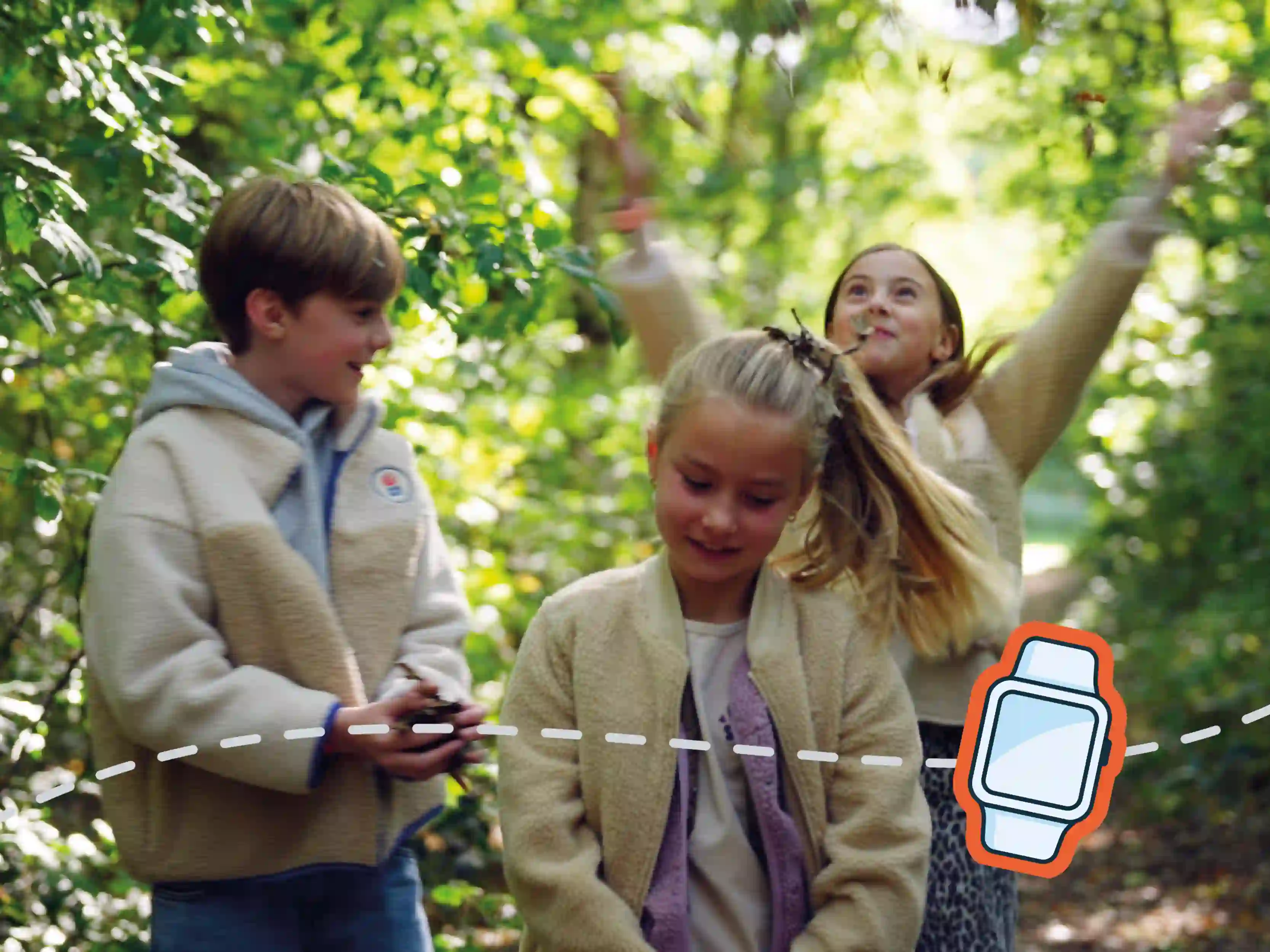 Kinder spielen draußen im Wald und entdecken gemeinsam die Natur – mit GPS-Smartwatch für sichere Erreichbarkeit