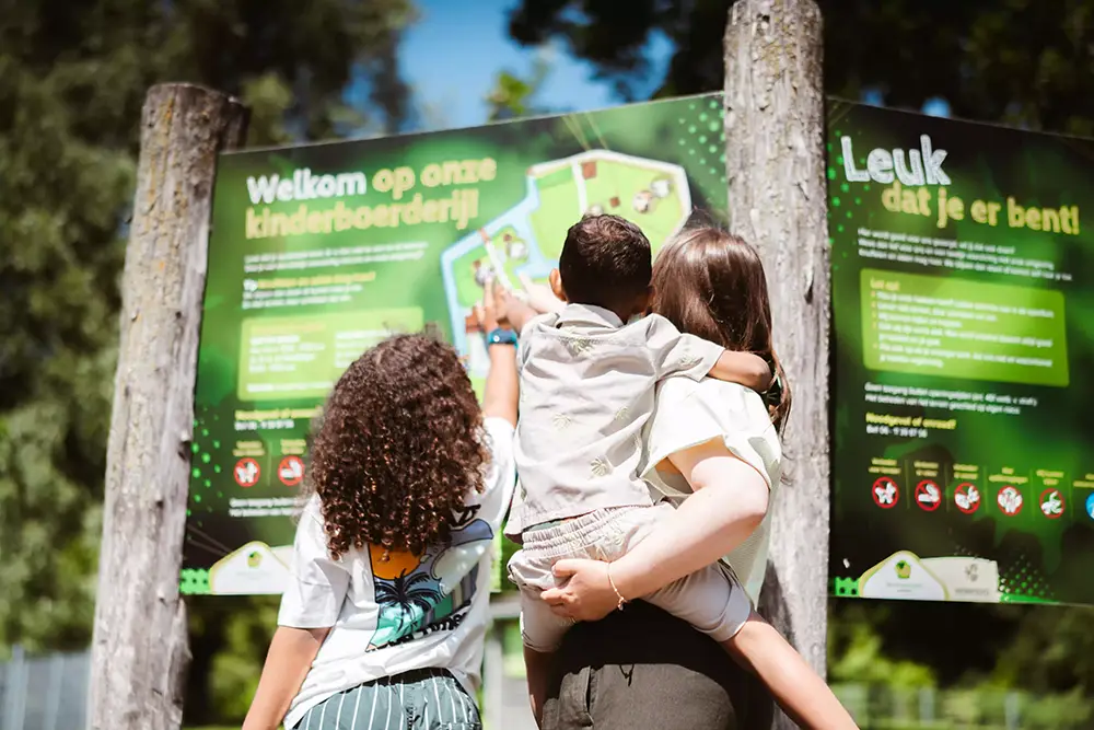 Jongen met horloge op strand