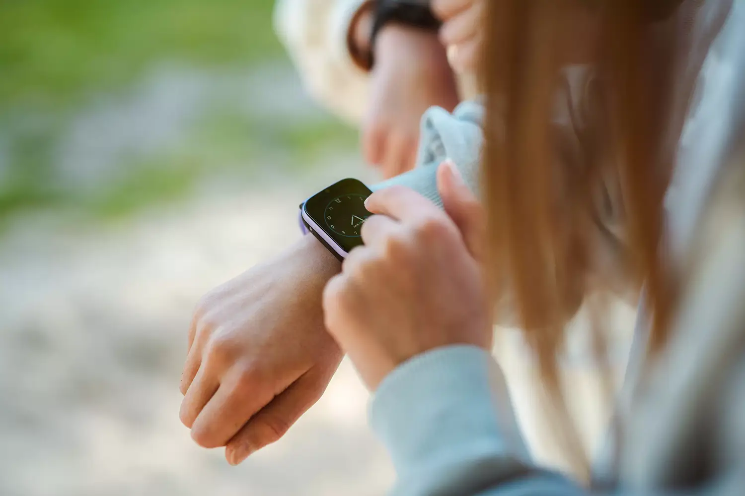 Horloge one2track bestuurt in bos