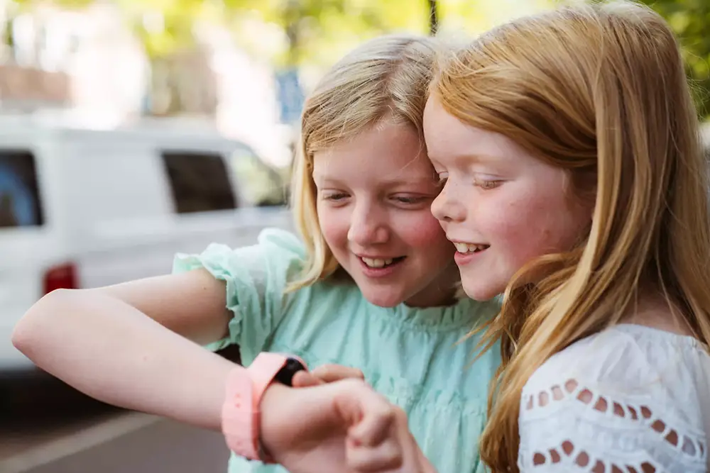 3 kinderen met gekke bekken voor one2track horloge videobellen